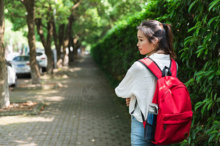 大学生背着书包抱着书图片