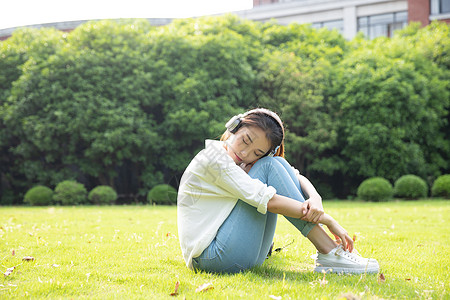 耳机女孩草地上青春学生听音乐背景