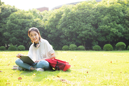 青春大学生草地上学习图片