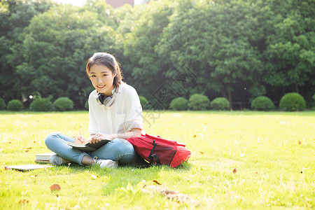 青春大学生草地上学习图片