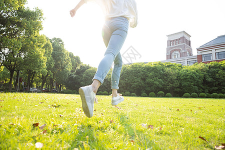 跑步背影毕业季青春学生奔跑特写背景