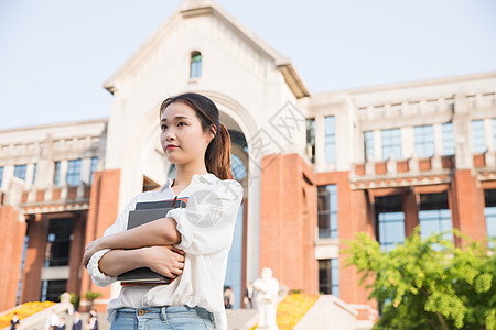 大学生抱着书本图片