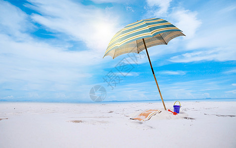 沙滩上的防嗮伞背景图片