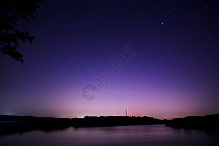 静谧星空湖边宁静的夜空背景