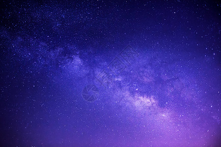 夜晚的大海夜空中的银河背景
