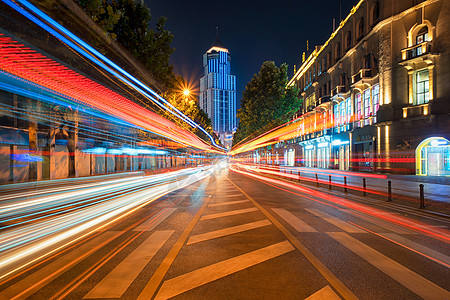 夜晚的城市武汉中山大道夜晚流光溢彩的城市车轨背景