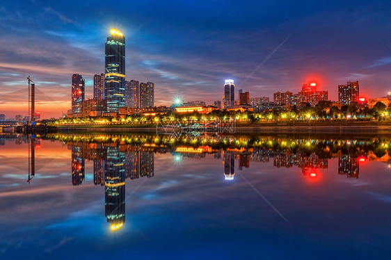 夕阳下武汉汉江边城市夜景江景图片