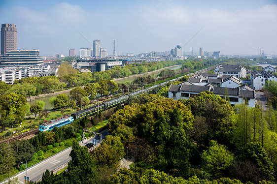 城市中的铁路图片