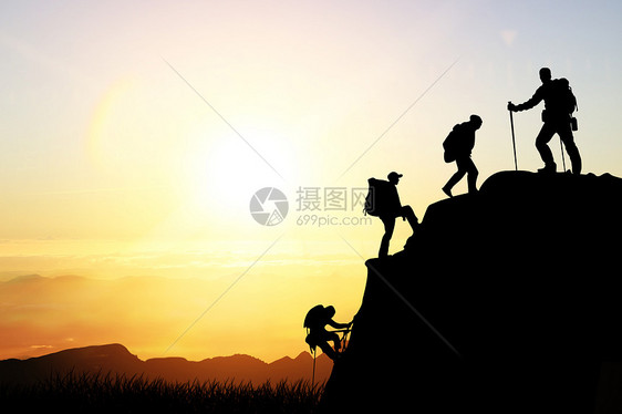 夕阳下登山人物剪影 图片