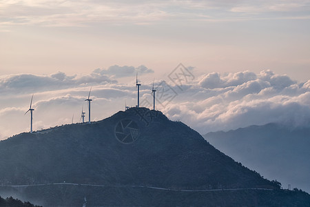 湖北咸宁九宫山顶云雾缭绕的风车图片