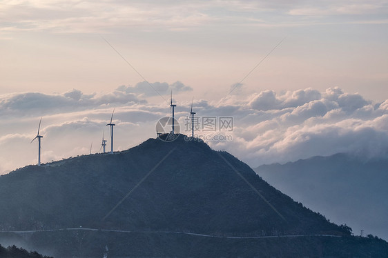 湖北咸宁九宫山顶云雾缭绕的风车图片