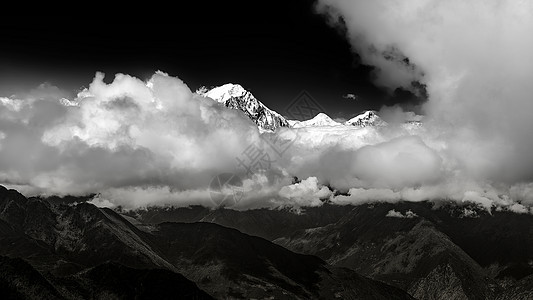 高原雪山黑白照背景图片