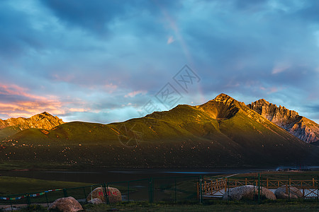 年宝玉则旅游日照金山背景