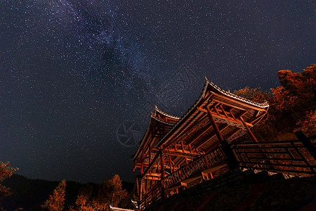紫鹊界梯田古建筑上的银河背景