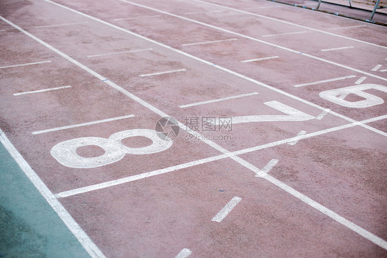 体育场的跑道图片