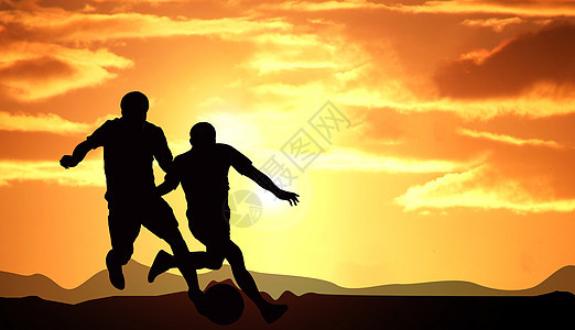 夕阳下踢足球的人图片