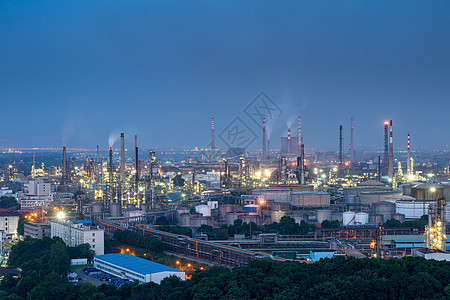 武钢集团夜幕下灯火通明的工厂厂房图片