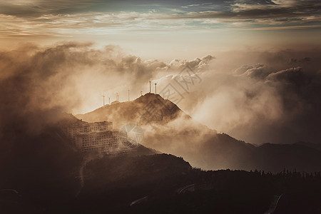 云雾缭绕仙境般的湖北咸宁九宫山顶图片