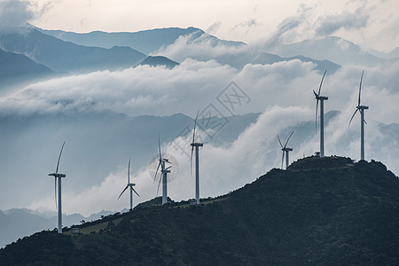 山顶云海中的发电风车图片