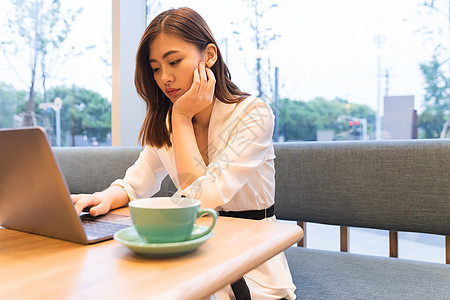 青年女性咖啡馆休闲办公图片