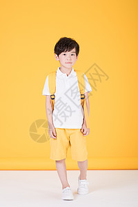 儿童教育背书包上学的小男孩图片
