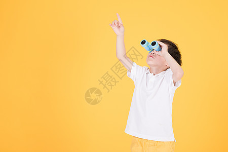 儿童小男孩手持望远镜玩耍背景图片