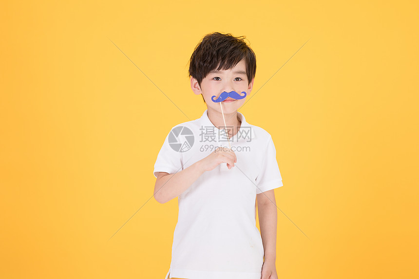‘~儿童小男孩手持搞怪胡子道具  ~’ 的图片
