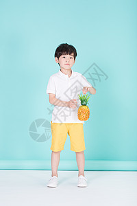 儿童小男孩手持菠萝道具图片