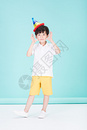 头戴生日帽的小男孩儿童童年图片
