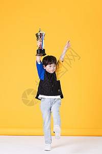 儿童小男孩手持奖杯童年生活图片