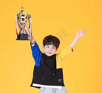 儿童小男孩手持奖杯童年生活图片