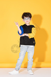 戴眼镜的儿童小男孩童年活泼背景图片