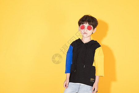 可爱卡通背景时尚儿童小男孩带卡通眼镜背景