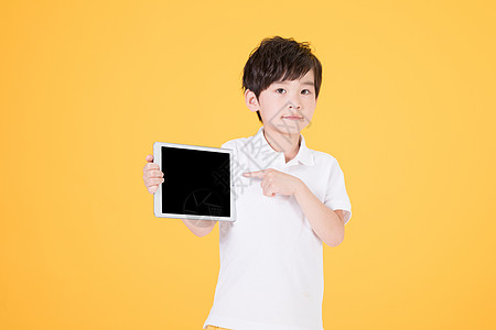 儿童小男孩手持平板电脑图片