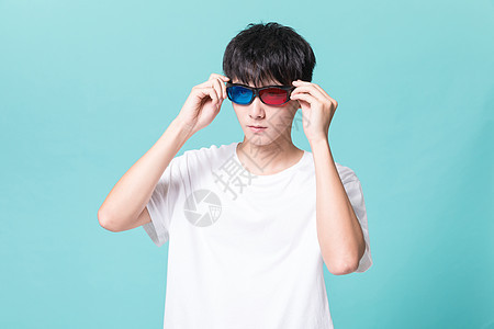青年男性戴3D眼镜背景图片