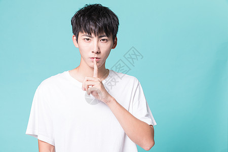 青年男性轻声说话手势图片素材
