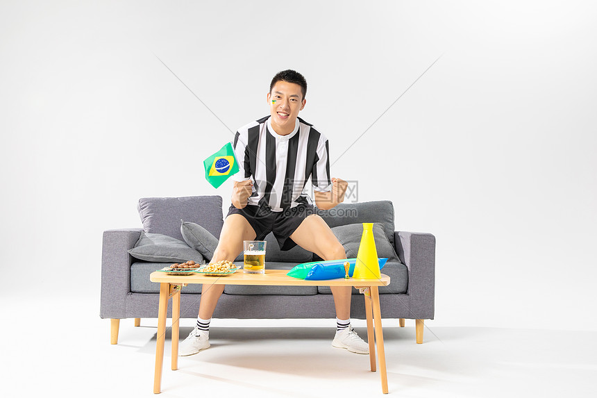 球迷沸腾见证历史时刻 赛季关键战取得宝贵胜利