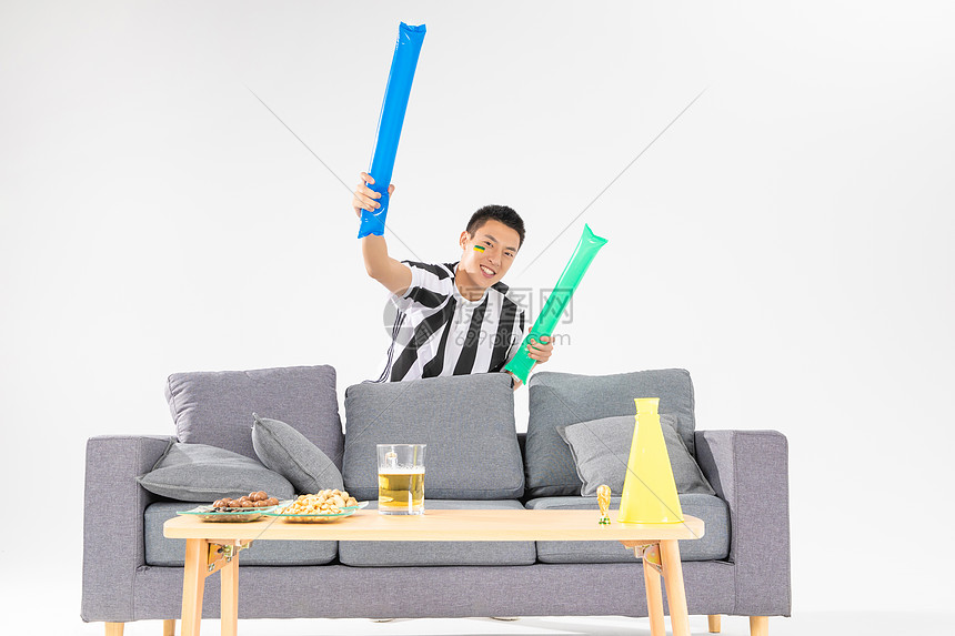 球迷期待精彩攻防大战