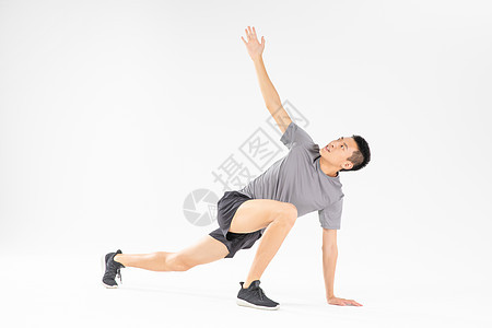运动男性腿部拉伸图片