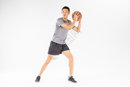 单人俯身运球动作高清图片篮球运动员轻人篮球运动员白色背景下运球