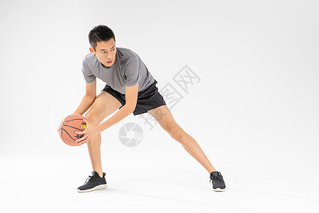 篮球运动员运球动作图片素材