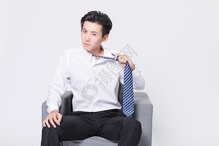 商务型ppt商务男士整理领带背景