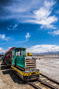 茶卡盐湖小火车图片