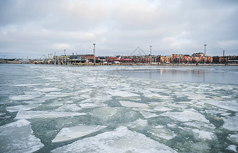 芬兰堡码头浮冰河面图片