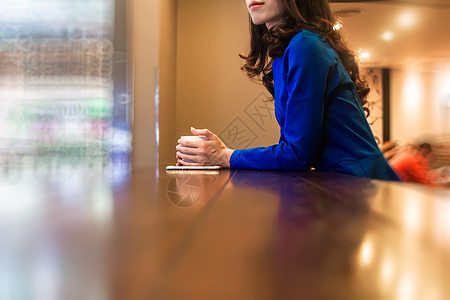 星巴克喝咖啡等待的女人图片