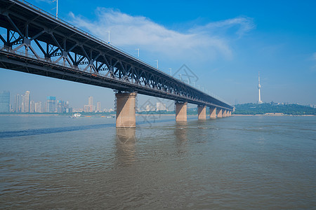 蓝天白云下的武汉长江大桥背景图片