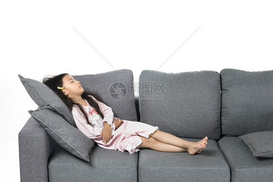 女孩在沙发上睡觉图片