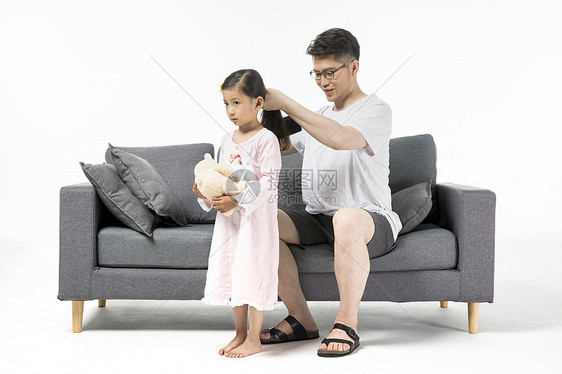 爸爸给女儿扎头发图片