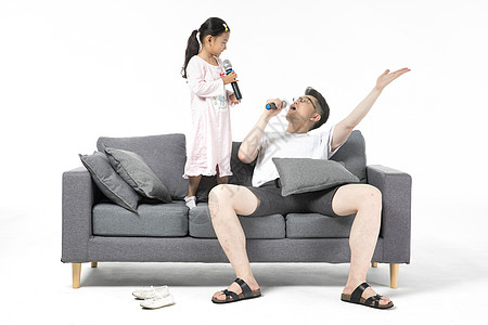 爸爸和女儿在沙发上唱歌图片