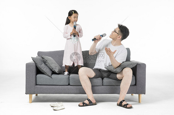 爸爸和女儿在沙发上唱歌图片